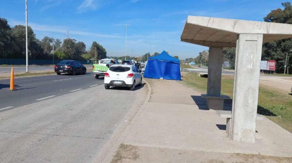 Esperaba el colectivo y murió tras ser alcanzado por dos ruedas que se